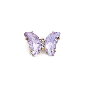 Elegante spilla a farfalla in lega dorata con ali di cristallo viola e piccoli strass