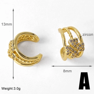 Detailsicht der goldenen C-förmigen Kleeblatt-Ear-Cuff mit Zirkon-Inlay und Maßen