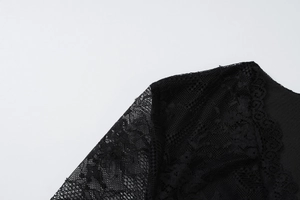 Detail von elegantem schwarzem Netzeinsatz an Schulter und Ausschnitt des Kleides