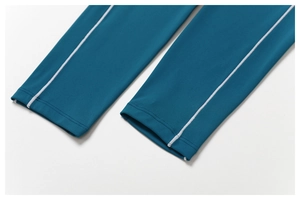Detalle macro del dobladillo de leggings de yoga verde azulado con costuras planas