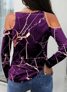 Detail der lila Marmor-Print Schulterfrei-Top mit goldenen Pailletten am Rücken