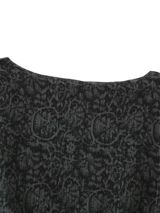 Detail des V-Ausschnitts am dunkelgrauen Kleid mit barockem Metallic-Jacquardmuster