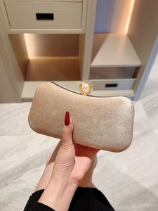 Elegante bolso de fiesta champagne con cierre de perlas y cristales para bodas y eventos