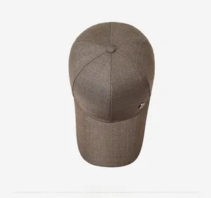 Vue de dessus d'une casquette marron pour homme montrant le tissu et le détail métal