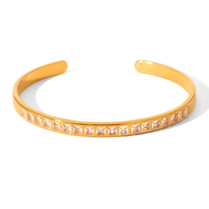 Détail du bracelet ouvert en acier inoxydable plaqué or 18 carats avec sertissage de zircons