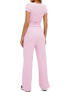 Vue arrière d'un ensemble rose avec haut à manches courtes et pantalon large femme