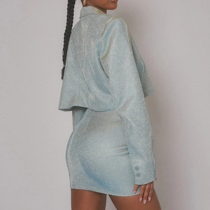 Ensemble jupe courte et blazer court bleu clair scintillant à manches longues pour femme