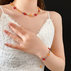 Gros plan détaillé d'un ensemble collier et bracelet de perles à fleurs colorées