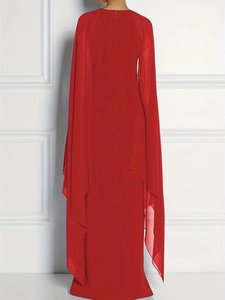 Détail d'une robe longue rouge en mesh avec manches cape et vue arrière sophistiquée