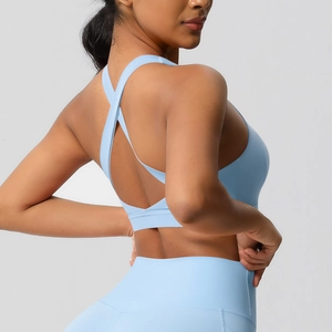 Lichtblauwe sportbeha met gekruiste bandjes en bijpassende fitness legging voor dames