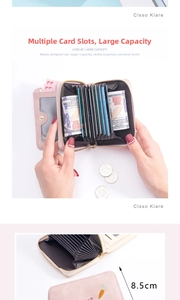 Détail du portefeuille rose brodé avec fentes pour cartes et dimension de 8,5 cm