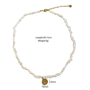 Détail du collier de perles d'eau douce avec pendentif croix dorée et dimensions