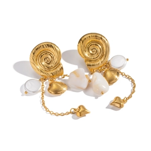 Goldene Schneckenhaus Ohrringe mit weißen Barockperlen und Herz Quasten für Damen