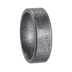 Détail macro d'une bague de 7 mm en acier inoxydable argent vieilli au style robuste