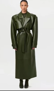 Vue détaillée du trench-coat long en cuir vert foncé avec ceinture et col à revers