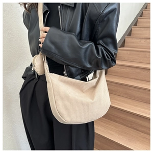 Détail du sac bandoulière demi-lune en velours côtelé beige avec porte-monnaie assorti