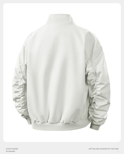 Detailansicht der Rückseite einer wasserdichten Herrenjacke mit gerafften Ärmeln und Saum