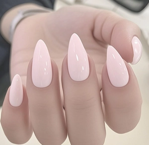 Vue détaillée des faux ongles amande rose clair avec une finition miroir brillante