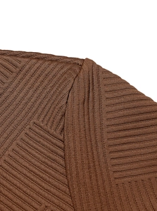 Dettaglio macro delle cuciture delle spalle e del tessuto jacquard del cappuccio marrone