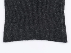 Detailaufnahme von dunkelgrauem Strickstoff mit feiner Rippenstruktur und weicher Haptik