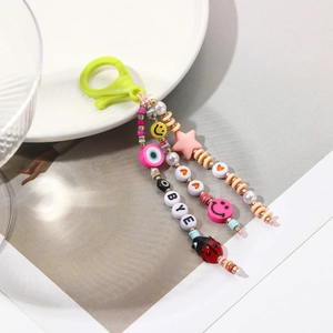 Détail de porte-clés en perles colorées avec smileys, étoiles et perles lettres OBYE