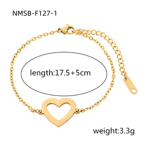 Detail view of heart-shaped gold chain bracelet showing lobster clasp and size 17.5+5cm