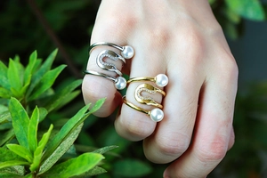 Minimalistische geometrische Ringe in Silber und Gold mit Zirkon- und Perlenakzenten