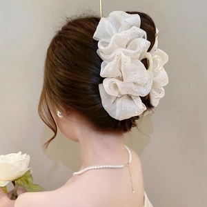 Pince à cheveux en tulle beige élégante avec paillettes et design à volants multicouches