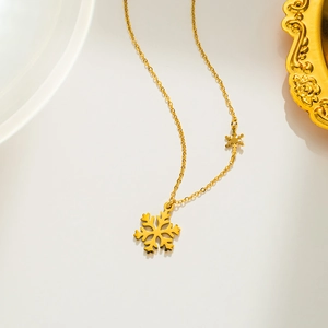 Minimalist Titanium Steel Snowflake Pendant Necklace 18K Gold Plated Clavicle Chain Jewelry Elegant Winter Accessory For Women