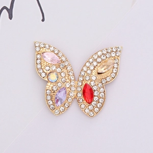 Nahaufnahme von goldenem Schmetterling-Charm mit bunten Kristallen und Strass