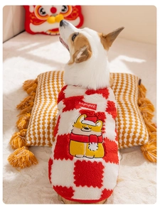 Detail der rot-weiß karierten Fleece-Haustierweste mit süßer Cartoon-Hundestickerei