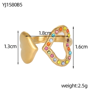 Vue détaillée de la bague ouverte en cœur montrant les dimensions de 1,3 cm et 1,8 cm