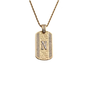 Détail de la chaîne torsadée dorée avec pendentif lettre N et pierres en zircon