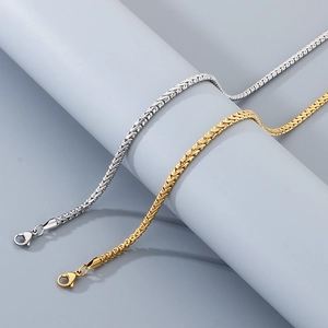 Dettaglio di bracciali a catena drago in acciaio inossidabile oro e argento con chiusura