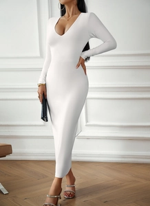 Dettaglio dell'abito bianco aderente con scollo a V che mostra il tessuto e il design slim