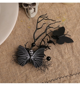 Barrette d'Halloween gothique avec branches noires, papillons et détail de tête de mort