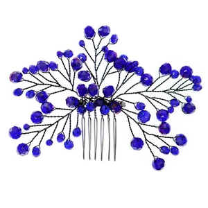 Dettaglio di un pettine per capelli da sposa con perline blu sfaccettate e filo nero
