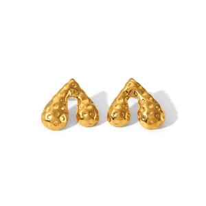 Boucles d'oreilles dorées incurvées irrégulières avec texture martelée et fini brillant