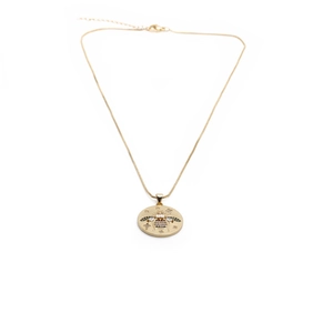 Détail du collier doré avec pendentif abeille orné de cristaux colorés sur fond blanc
