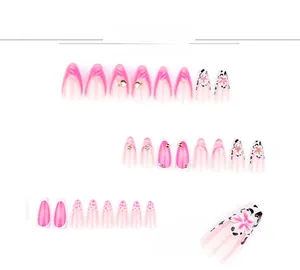 Détail macro de faux ongles 3D fleurs roses avec motifs léopard et accents de coquillages