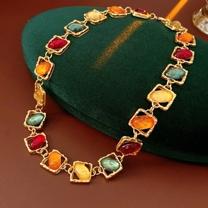 Détail du collier vintage géométrique doré serti de pierres en résine multicolores