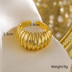 Macro detail of a wide ribbed gold-plated geometric ring with size and weight measurements