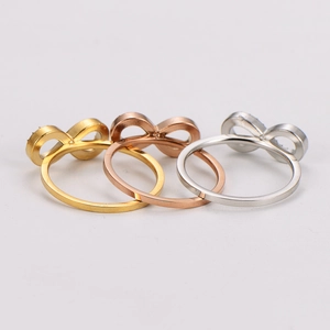 Tre anelli minimalisti con simbolo dell'infinito in oro, oro rosa e argento