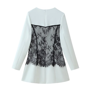 Détail de la robe blanche à col en V avec dentelle florale noire délicate sur le dos nu