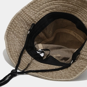 Chapeau bob rétro britannique en coton délavé avec cordon coupe-vent en couleur kaki