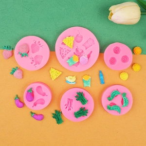 Vista detallada de 6 moldes de silicona de mini frutas y verduras para fondant y DIY
