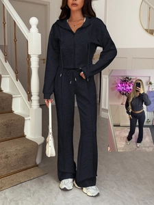 Détail du haut à capuche court zippé gris et du pantalon large à taille haute pour femmes