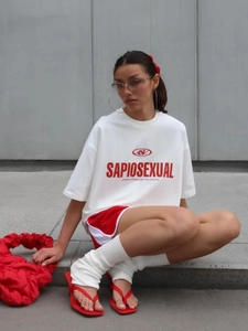 Κοντινό πλάνο λευκού βαμβακερού t-shirt με κόκκινα γράμματα σε στυλ street fashion