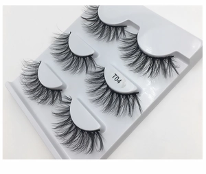 Detail of 4 pairs of 3D synthetic mink eyelashes with natural volume on a white tray