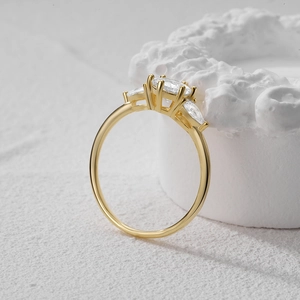 Dettaglio dell'anello in argento dorato con pietra tonda e gemme laterali marquise